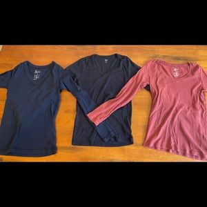 Lot of 3 GAP Women’s V Neck Tees